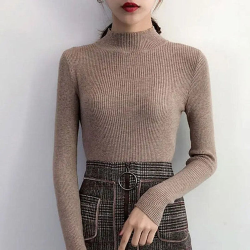Blusa cacharrel feminina em tricot canelado com gola alta, manga longa e modelagem ajustada. Estilo básico e elegante para usar no frio com saias, calças ou sobreposições.