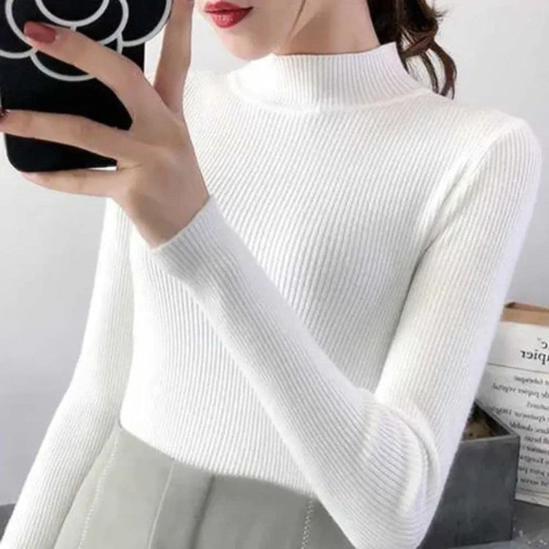 Blusa cacharrel feminina em tricot canelado com gola alta, manga longa e modelagem ajustada. Estilo básico e elegante para usar no frio com saias, calças ou sobreposições.