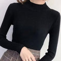 Blusa cacharrel feminina em tricot canelado com gola alta, manga longa e modelagem ajustada. Estilo básico e elegante para usar no frio com saias, calças ou sobreposições.