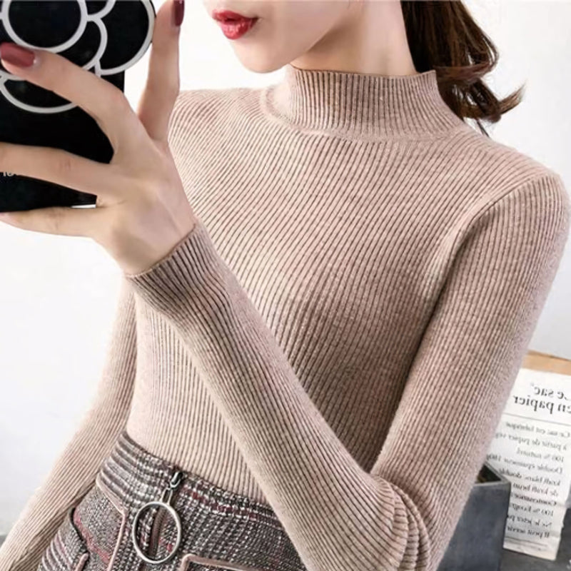 Blusa cacharrel feminina em tricot canelado com gola alta, manga longa e modelagem ajustada. Estilo básico e elegante para usar no frio com saias, calças ou sobreposições.
