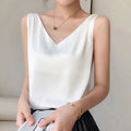 Blusa feminina de seda com decote em V e caimento fluido. Toque acetinado, leve e confortável, ideal para looks elegantes, casuais e de trabalho com sofisticação.