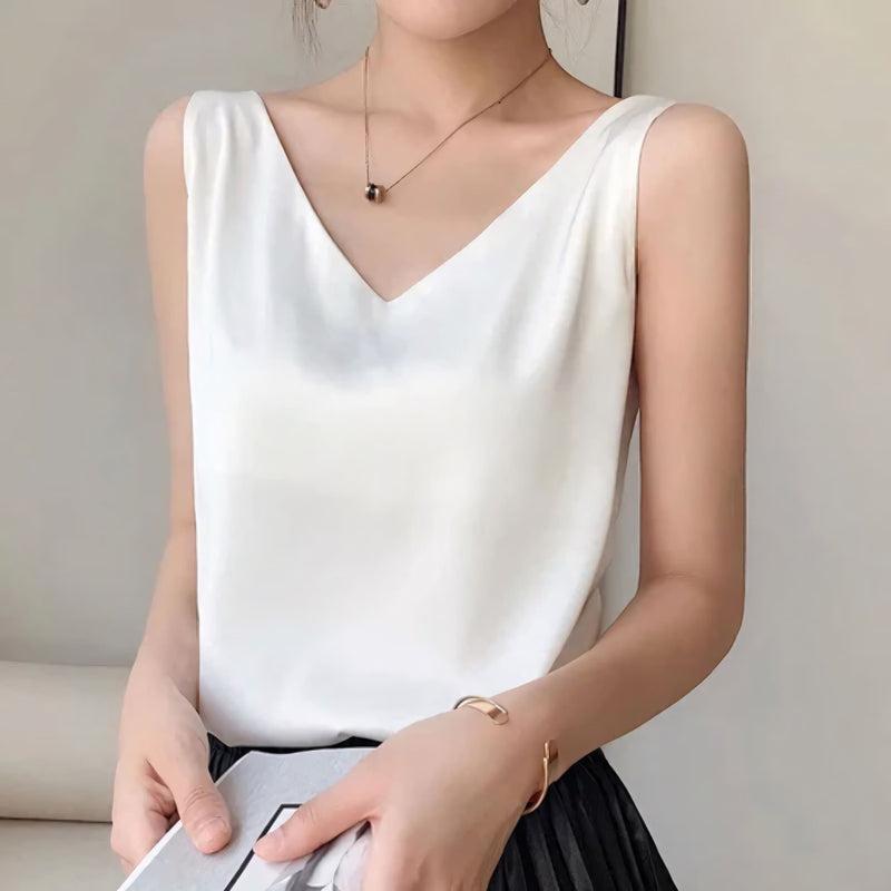 Blusa feminina de seda com decote em V e caimento fluido. Toque acetinado, leve e confortável, ideal para looks elegantes, casuais e de trabalho com sofisticação.
