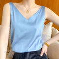Blusa feminina de seda com decote em V e caimento fluido. Toque acetinado, leve e confortável, ideal para looks elegantes, casuais e de trabalho com sofisticação.