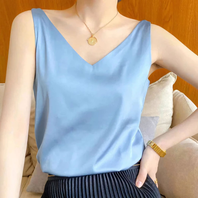 Blusa feminina de seda com decote em V e caimento fluido. Toque acetinado, leve e confortável, ideal para looks elegantes, casuais e de trabalho com sofisticação.