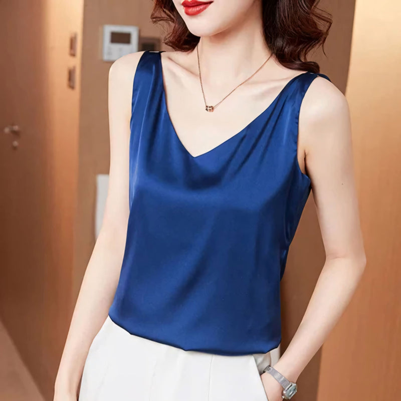 Blusa feminina de seda com decote em V e caimento fluido. Toque acetinado, leve e confortável, ideal para looks elegantes, casuais e de trabalho com sofisticação.