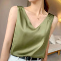 Blusa feminina de seda com decote em V e caimento fluido. Toque acetinado, leve e confortável, ideal para looks elegantes, casuais e de trabalho com sofisticação.