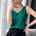 Blusa feminina de seda com decote em V e caimento fluido. Toque acetinado, leve e confortável, ideal para looks elegantes, casuais e de trabalho com sofisticação.