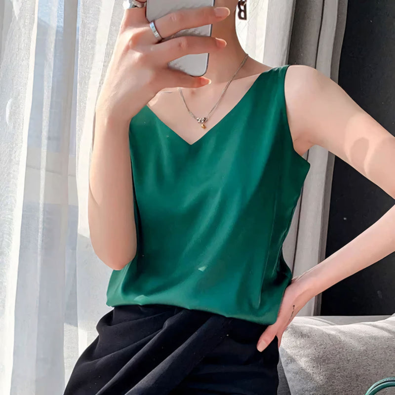 Blusa feminina de seda com decote em V e caimento fluido. Toque acetinado, leve e confortável, ideal para looks elegantes, casuais e de trabalho com sofisticação.
