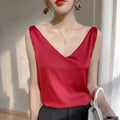 Blusa feminina de seda com decote em V e caimento fluido. Toque acetinado, leve e confortável, ideal para looks elegantes, casuais e de trabalho com sofisticação.