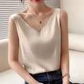 Blusa feminina de seda com decote em V e caimento fluido. Toque acetinado, leve e confortável, ideal para looks elegantes, casuais e de trabalho com sofisticação.