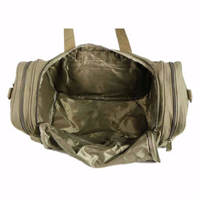 Bolsa de viagem grande em tecido bege, com alça de mão reforçada e alça transversal ajustável. Conta com compartimento principal espaçoso, bolsos extras e zíper reforçado.