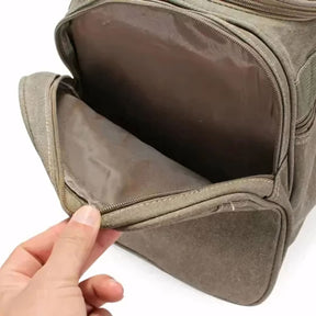 Bolsa de viagem grande em tecido bege, com alça de mão reforçada e alça transversal ajustável. Conta com compartimento principal espaçoso, bolsos extras e zíper reforçado.