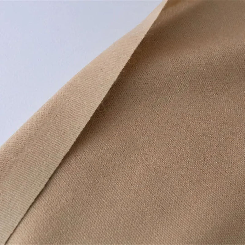 Cachecol feminino longo com toque suave de caxemira em cores sofisticadas como vermelho, cinza e creme. Ideal para dias frios e meia-estação, com franjas elegantes e caimento leve.