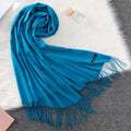Cachecol feminino longo com toque suave de caxemira em cores sofisticadas como vermelho, cinza e creme. Ideal para dias frios e meia-estação, com franjas elegantes e caimento leve.