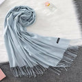 Cachecol feminino longo com toque suave de caxemira em cores sofisticadas como vermelho, cinza e creme. Ideal para dias frios e meia-estação, com franjas elegantes e caimento leve.