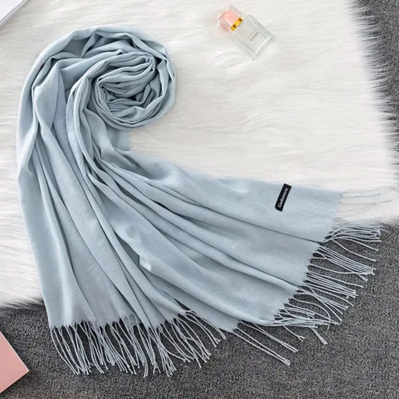 Cachecol feminino longo com toque suave de caxemira em cores sofisticadas como vermelho, cinza e creme. Ideal para dias frios e meia-estação, com franjas elegantes e caimento leve.