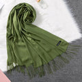 Cachecol feminino longo com toque suave de caxemira em cores sofisticadas como vermelho, cinza e creme. Ideal para dias frios e meia-estação, com franjas elegantes e caimento leve.