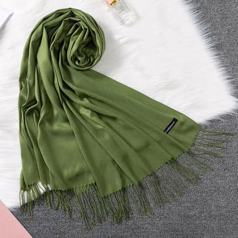 Cachecol feminino longo com toque suave de caxemira em cores sofisticadas como vermelho, cinza e creme. Ideal para dias frios e meia-estação, com franjas elegantes e caimento leve.