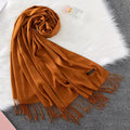 Cachecol feminino longo com toque suave de caxemira em cores sofisticadas como vermelho, cinza e creme. Ideal para dias frios e meia-estação, com franjas elegantes e caimento leve.