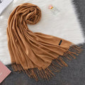 Cachecol feminino longo com toque suave de caxemira em cores sofisticadas como vermelho, cinza e creme. Ideal para dias frios e meia-estação, com franjas elegantes e caimento leve.