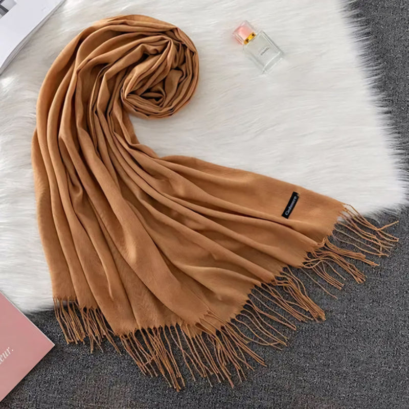 Cachecol feminino longo com toque suave de caxemira em cores sofisticadas como vermelho, cinza e creme. Ideal para dias frios e meia-estação, com franjas elegantes e caimento leve.