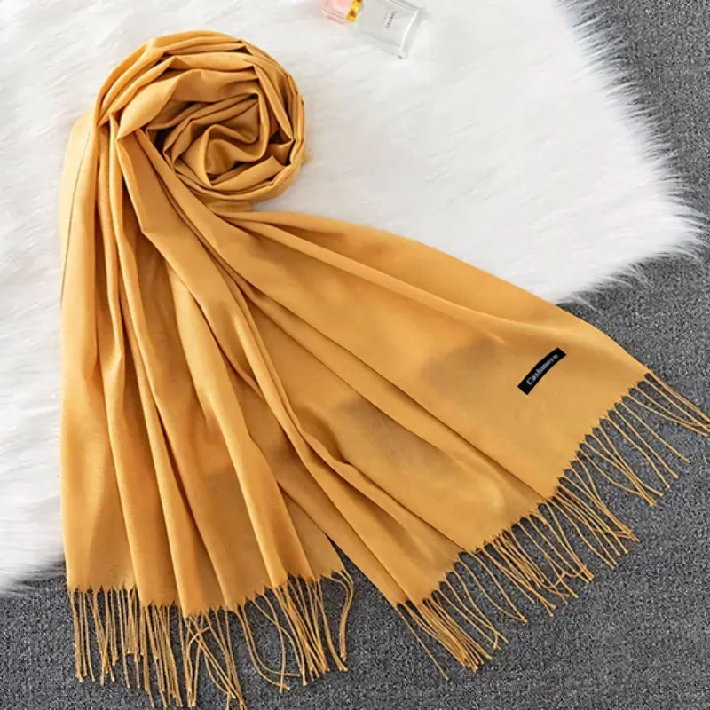 Cachecol feminino longo com toque suave de caxemira em cores sofisticadas como vermelho, cinza e creme. Ideal para dias frios e meia-estação, com franjas elegantes e caimento leve.