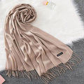 Cachecol feminino longo com toque suave de caxemira em cores sofisticadas como vermelho, cinza e creme. Ideal para dias frios e meia-estação, com franjas elegantes e caimento leve.