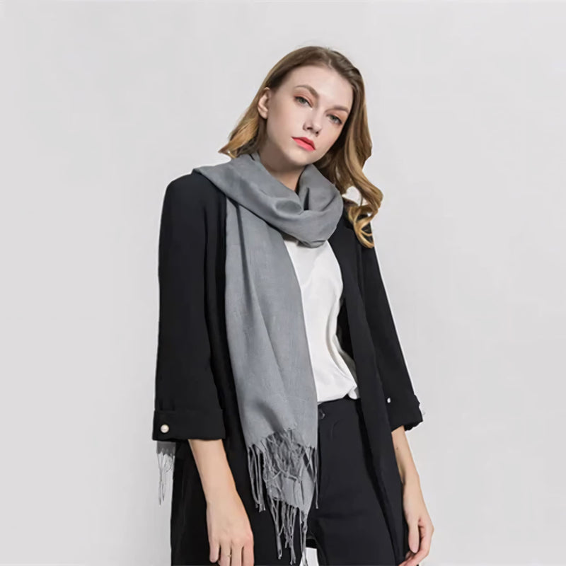 Cachecol feminino longo com toque suave de caxemira em cores sofisticadas como vermelho, cinza e creme. Ideal para dias frios e meia-estação, com franjas elegantes e caimento leve.