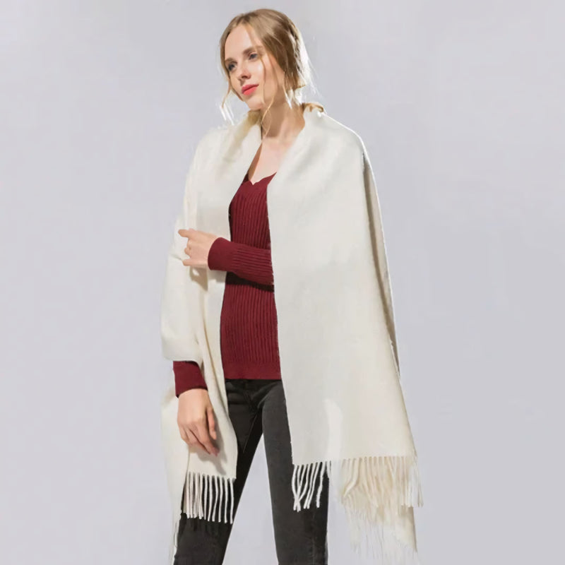 Cachecol feminino longo com toque suave de caxemira em cores sofisticadas como vermelho, cinza e creme. Ideal para dias frios e meia-estação, com franjas elegantes e caimento leve.