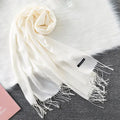Cachecol feminino longo com toque suave de caxemira em cores sofisticadas como vermelho, cinza e creme. Ideal para dias frios e meia-estação, com franjas elegantes e caimento leve.