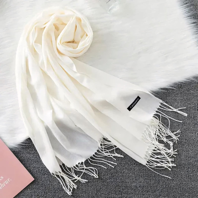 Cachecol feminino longo com toque suave de caxemira em cores sofisticadas como vermelho, cinza e creme. Ideal para dias frios e meia-estação, com franjas elegantes e caimento leve.