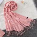 Cachecol feminino longo com toque suave de caxemira em cores sofisticadas como vermelho, cinza e creme. Ideal para dias frios e meia-estação, com franjas elegantes e caimento leve.