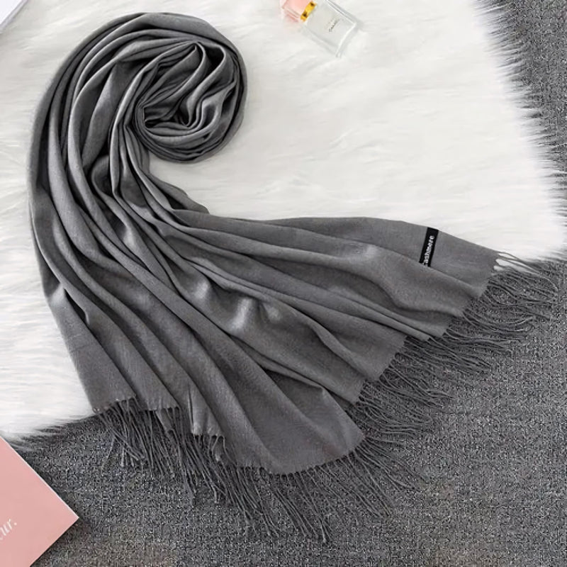 Cachecol feminino longo com toque suave de caxemira em cores sofisticadas como vermelho, cinza e creme. Ideal para dias frios e meia-estação, com franjas elegantes e caimento leve.