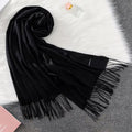 Cachecol feminino longo com toque suave de caxemira em cores sofisticadas como vermelho, cinza e creme. Ideal para dias frios e meia-estação, com franjas elegantes e caimento leve.