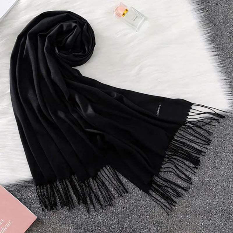 Cachecol feminino longo com toque suave de caxemira em cores sofisticadas como vermelho, cinza e creme. Ideal para dias frios e meia-estação, com franjas elegantes e caimento leve.