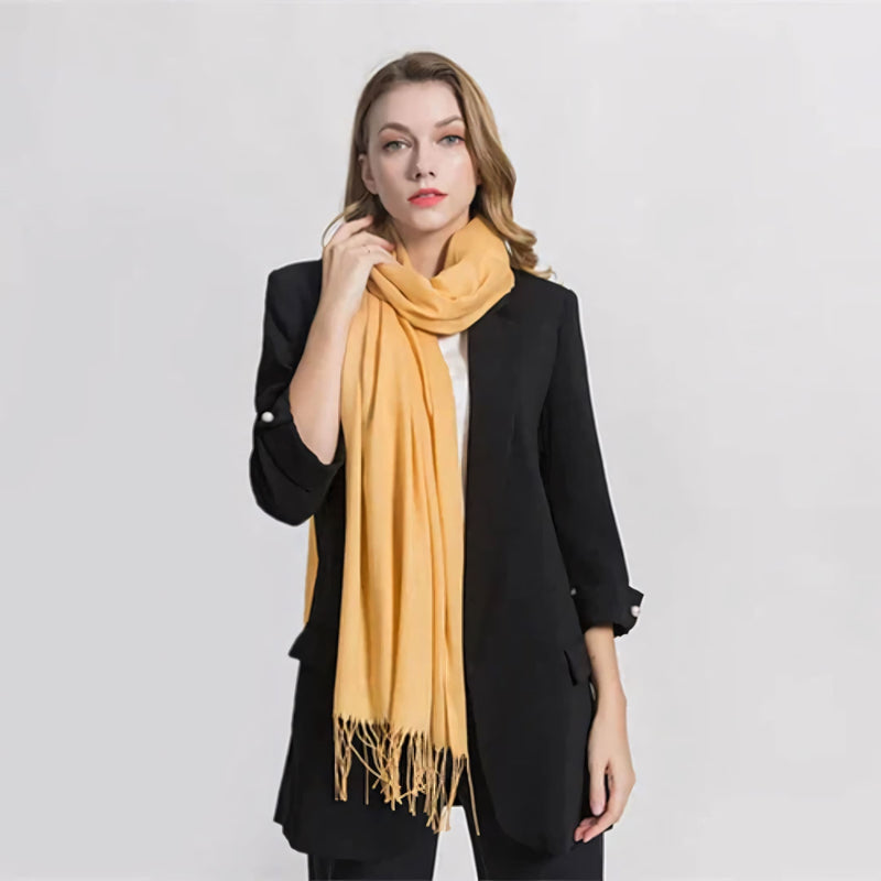 Cachecol feminino longo com toque suave de caxemira em cores sofisticadas como vermelho, cinza e creme. Ideal para dias frios e meia-estação, com franjas elegantes e caimento leve.