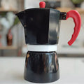 Cafeteira Italiana tradicional em alumínio com detalhes em vermelho. Prepara até 6 xícaras de 50ml com eficiência e segurança. Design moderno, leve e ergonômico, ideal para café espresso intenso em casa.