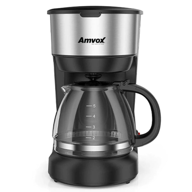 Cafeteira elétrica inox Amvox com jarra de vidro para até 18 xícaras, sistema corta pingos, filtro removível e acabamento moderno. Ideal para quem busca praticidade e elegância na hora de preparar um bom café.