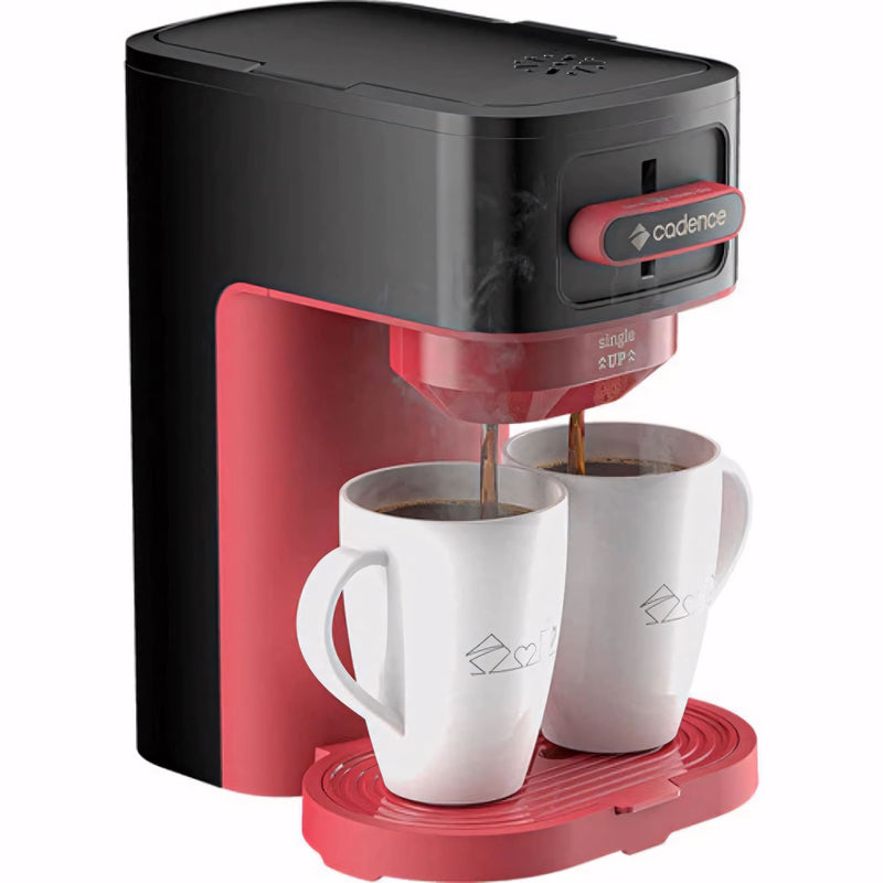 Cafeteira Elétrica Single Up na cor preta com vermelho, prepara dois cafés ao mesmo tempo, possui base antiaderente e acompanha duas xícaras. Compacta, moderna e ideal para quem busca agilidade e estilo no preparo do café.