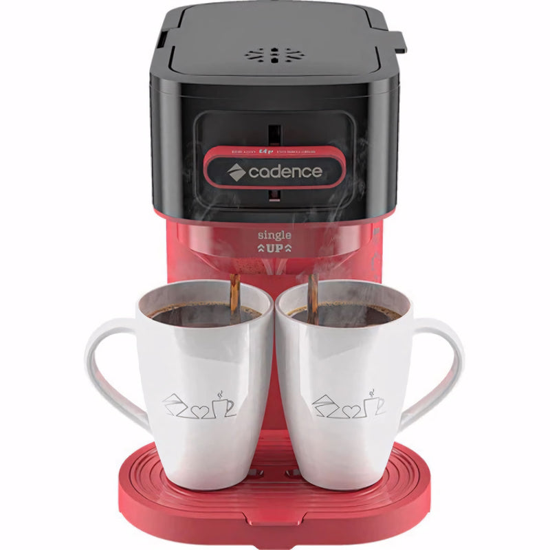 Cafeteira Elétrica Single Up na cor preta com vermelho, prepara dois cafés ao mesmo tempo, possui base antiaderente e acompanha duas xícaras. Compacta, moderna e ideal para quem busca agilidade e estilo no preparo do café.