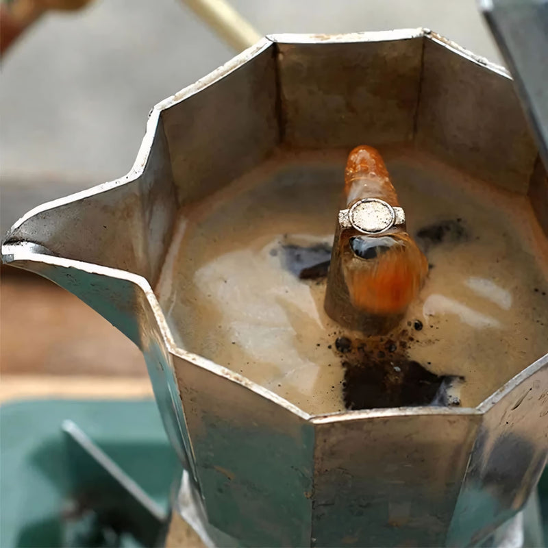 Cafeteira italiana clássica em alumínio polido, com cabo ergonômico preto. Prepara café encorpado no fogão, disponível em tamanhos de 3, 6 ou 9 xícaras. Ideal para um café artesanal com aroma intenso.