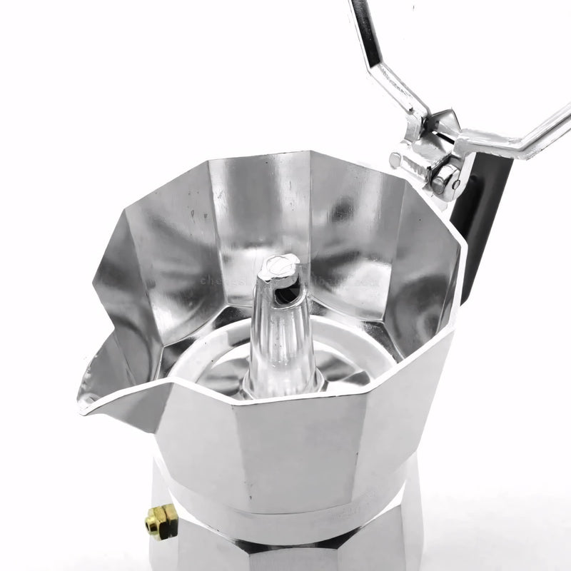 Cafeteira italiana clássica em alumínio polido, com cabo ergonômico preto. Prepara café encorpado no fogão, disponível em tamanhos de 3, 6 ou 9 xícaras. Ideal para um café artesanal com aroma intenso.