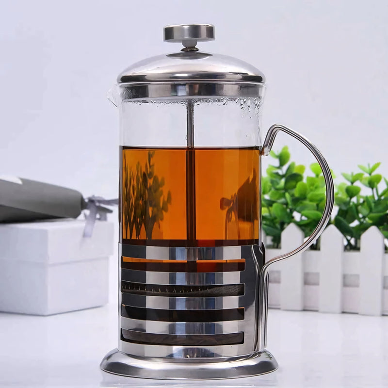 Cafeteira prensa francesa de vidro com estrutura em aço inox, ideal para preparo de café, chá ou capuccino cremoso. Estilo moderno e funcional, disponível nos tamanhos 350ml e 600ml, perfeita para uso doméstico ou presente.