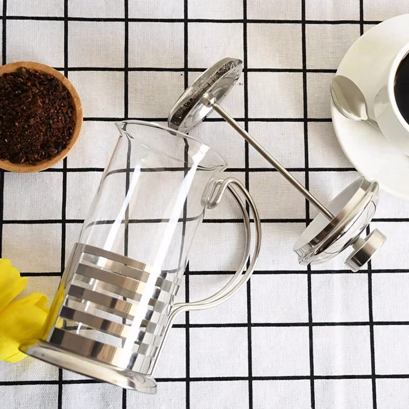 Cafeteira prensa francesa de vidro com estrutura em aço inox, ideal para preparo de café, chá ou capuccino cremoso. Estilo moderno e funcional, disponível nos tamanhos 350ml e 600ml, perfeita para uso doméstico ou presente.