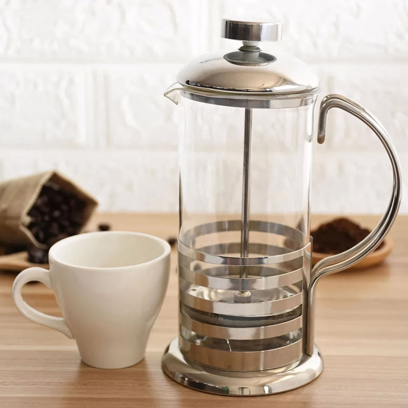 Cafeteira prensa francesa de vidro com estrutura em aço inox, ideal para preparo de café, chá ou capuccino cremoso. Estilo moderno e funcional, disponível nos tamanhos 350ml e 600ml, perfeita para uso doméstico ou presente.