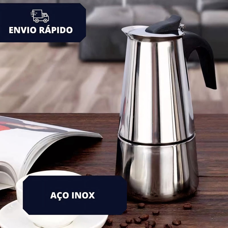 Cafeteira italiana em aço inox com alça ergonômica e tampa articulada. Ideal para preparar café espresso no fogão com sabor intenso, aroma preservado e design elegante para servir direto à mesa.