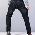 Calça jeans masculina com modelagem reta, tecido elástico e cores versáteis. Confortável, elegante e ideal para o dia a dia. Acompanha cinto ajustável como brinde exclusivo.