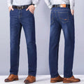 Calça jeans masculina com modelagem reta, tecido elástico e cores versáteis. Confortável, elegante e ideal para o dia a dia. Acompanha cinto ajustável como brinde exclusivo.