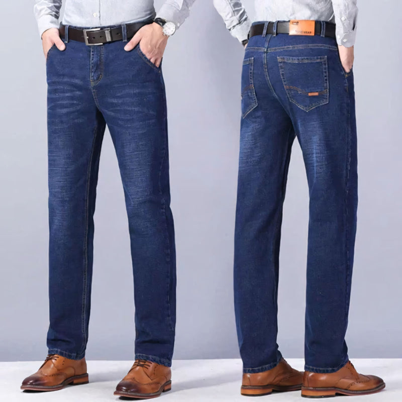 Calça jeans masculina com modelagem reta, tecido elástico e cores versáteis. Confortável, elegante e ideal para o dia a dia. Acompanha cinto ajustável como brinde exclusivo.