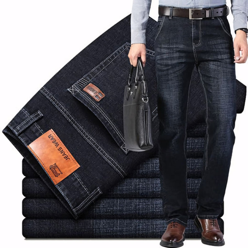 Calça jeans masculina com modelagem reta, tecido elástico e cores versáteis. Confortável, elegante e ideal para o dia a dia. Acompanha cinto ajustável como brinde exclusivo.